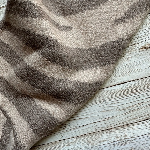 Cupcakes and Cashmere Open Front Cardigan | XS | Zebra Print - Picture 6 of 8